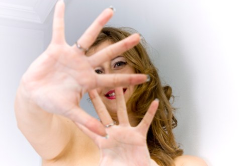 ¿Escondida entre tus dedos?